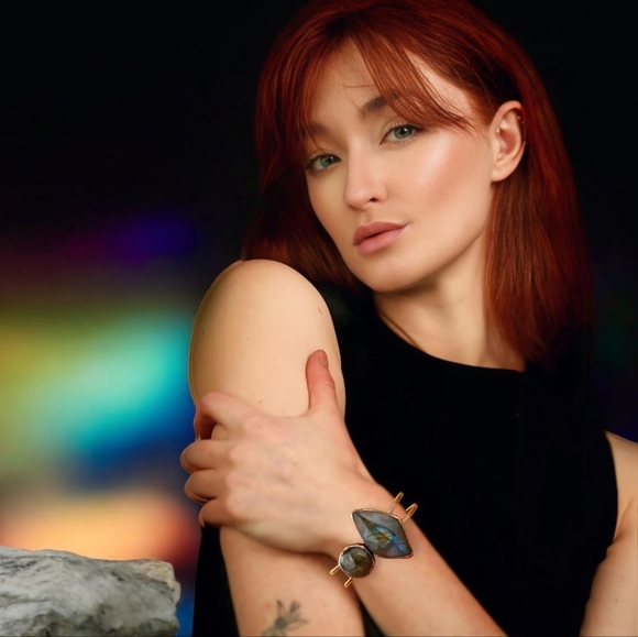 🆕️Vintage-Inspired Boho-Chic Labradorite Antique Bronze Copper Cuff Bracelet 🌿 - Picture 3 of 11